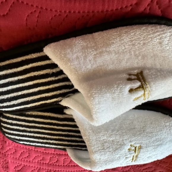 Luxury slippers Large, NEW, with crowns on them, with stripe NEW - Picture 4 of 4